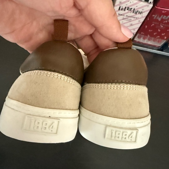 Boys size 5 Old Navy Tan Sneakers never worn - Picture 2 of 4